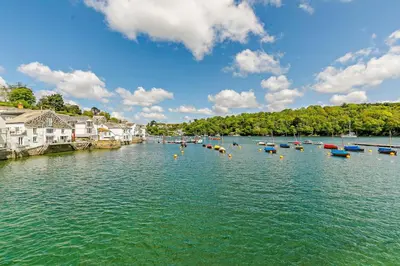 a group of boats in a river with houses at 3 Bed in Fowey oc-cstepa in Fowey