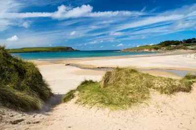 a sandy beach with the ocean in the background at 2 Penmayne Cottage in Saint Minver