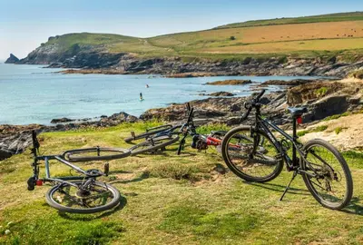 two bikes parked on the grass near the ocean at 2 Bed in Padstow oc-p00082 in Padstow