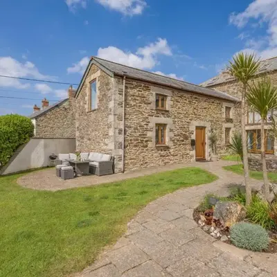 3 Bed in Mawgan Porth oc-p00824
