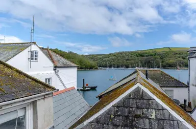 a view of the water from the roofs of houses at 2 Bed in Fowey oc-pont in Fowey
