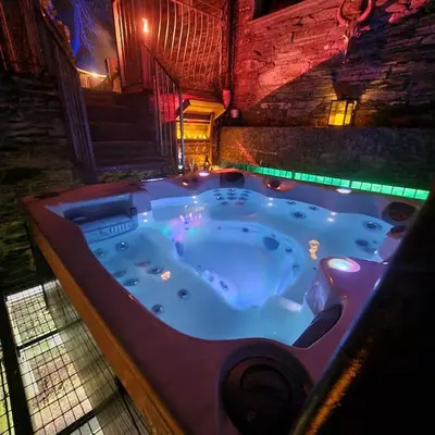 a large jacuzzi tub in a room at Ta Mill Cottages & Lodges - Meadowview Chalet 3 in Launceston
