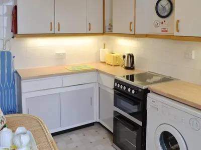 a kitchen with a stove and a dishwasher at Greenhaven in Par