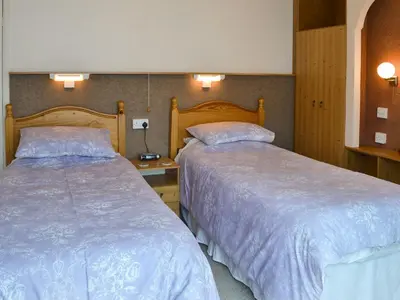 two beds sitting next to each other in a bedroom at Greenhaven in Par