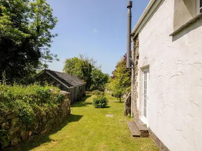 a view of a yard next to a building at Byre in Camelford