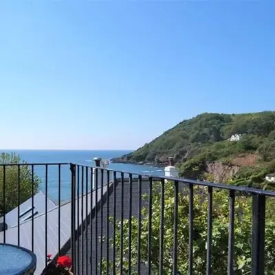 Cosy Beachfront Retreat with Stunning Sea Views & Free Access to a Local Indoor Pool
