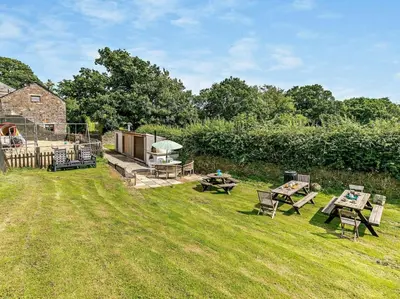 a yard with tables and chairs and a building at 2 Bed in Launceston oc-02043 in North Petherwin