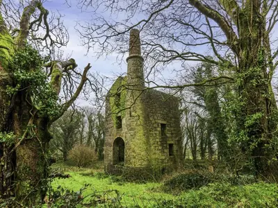 an old stone house in the middle of a field at Chalet Lodge 3 by Interhome in Helston