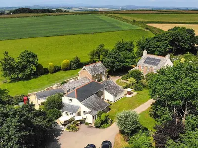 an aerial view of a house with a yard at Penny's Cottage-Uk12572 in Bodinnick