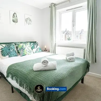 Spacious 2 Bedroom Flat By LS2G Short Lets & Serviced Accommodation Greater London With Free WIFI