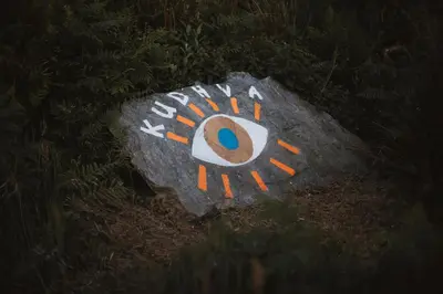 a rock with a painting of an eye on it at Kudhva 4 in Treknow