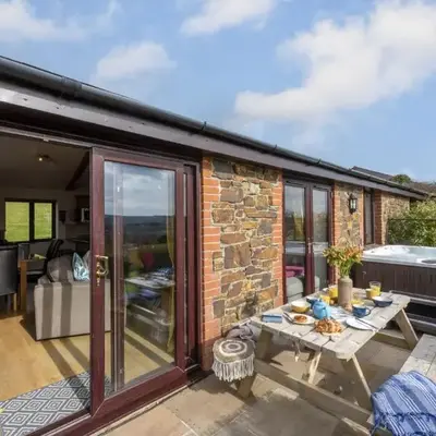 Hot Tub Bungalow - Close to Portreath - Free WiFi - Free Parking - Pet Friendly