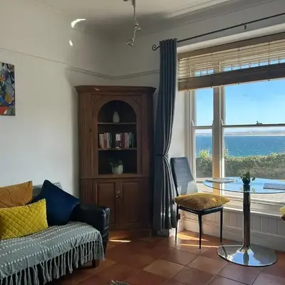 'Rocks' Sea Views with free parking in St Ives