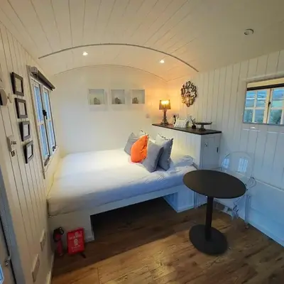 Luxury Countryside Shepherds Hut with Hot Tub
