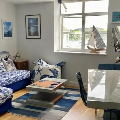 'Shorebird' central apartment