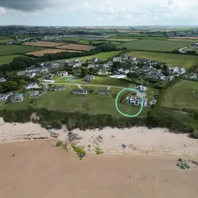 Headlands- Stylish Oceanfront Property on Harlyn Bay