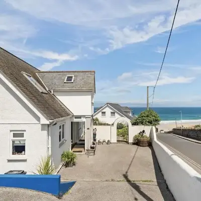 Spacious Home Overlooking Porthmeor Beach Parking