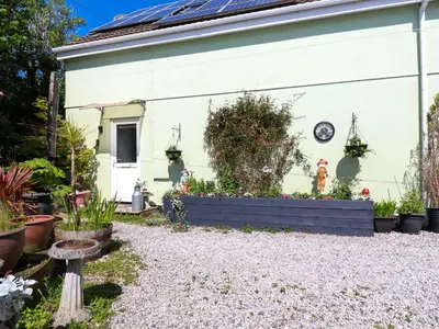 a garden in front of a house with plants at Sunnyvale in Bugle