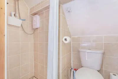 a bathroom with a toilet and a shower at Yazumez in Bugle