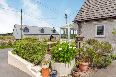a garden with plants and flowers in front of a house at Yazumez in Bugle