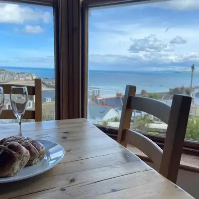 THE STONES St Ives Apartment Panoramic Harbour Views and Onsite Parking