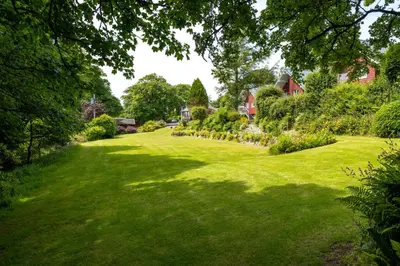 a large yard with green grass and trees at Ta Mill Cottages & Lodges - Meadowview Chalet 2 in Launceston
