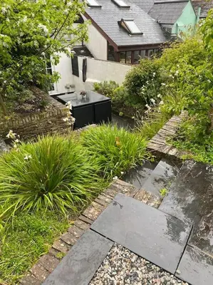 a garden with plants and a sink in a house at Fuchsia Cottage in Flushing