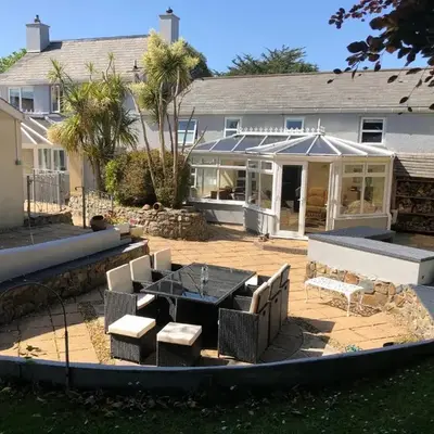 Large Family House - sleeps 10. Central Location. 15 mins from coast.
